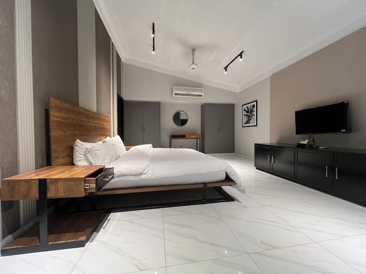 9 Bedroom Near Aga Khan, Dhoraji