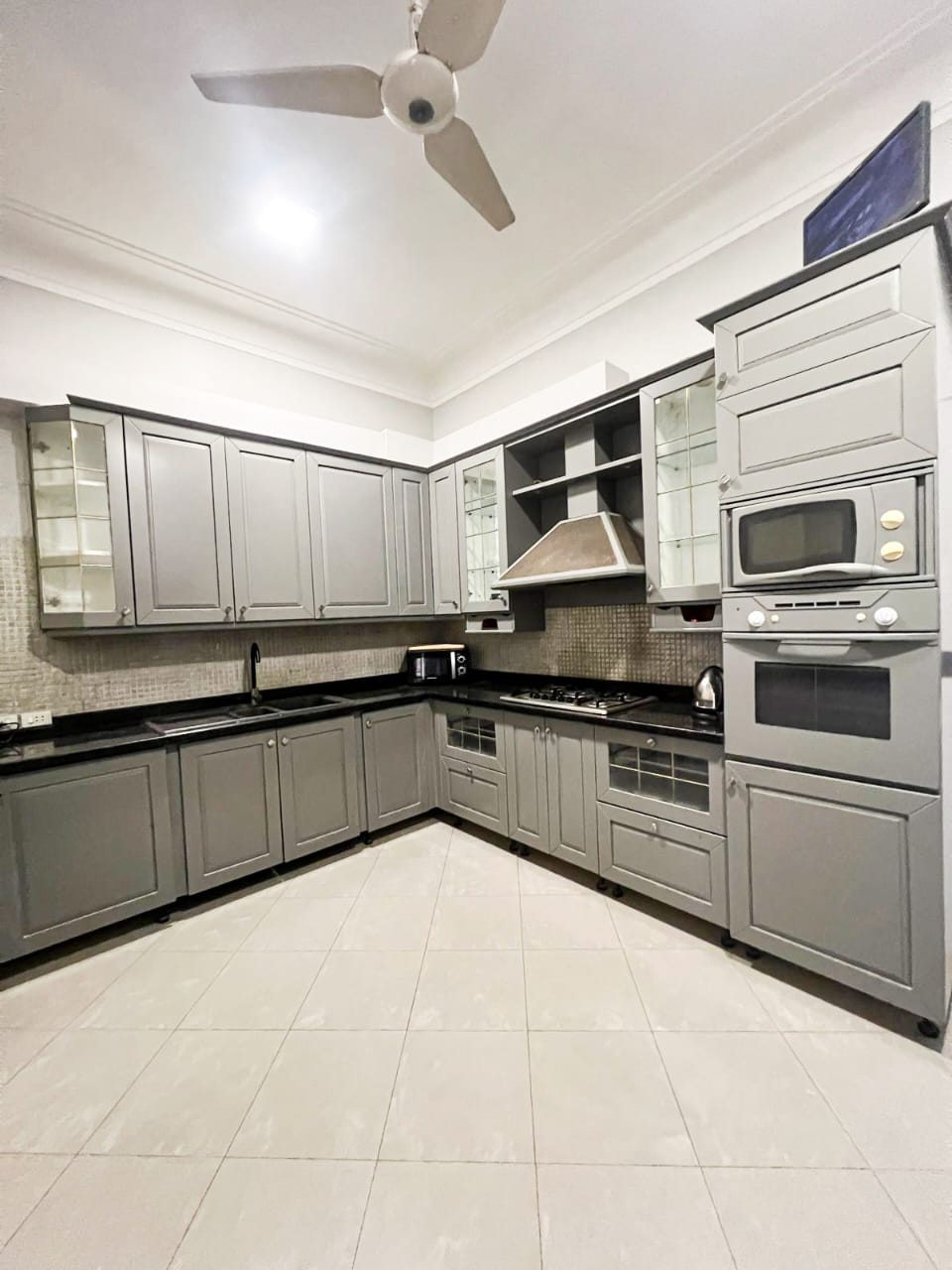 10 Bedroom Near Aga Khan, Dhoraji