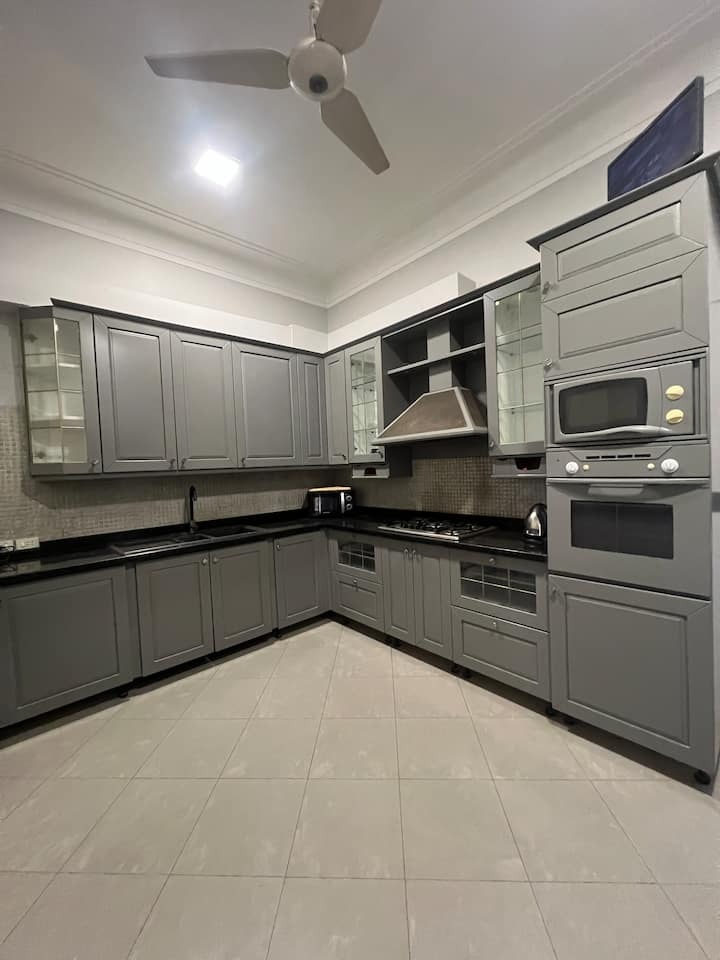 9 Bedroom Near Aga Khan, Dhoraji
