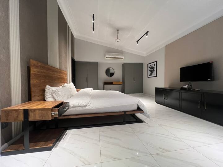 9 Bedroom Near Aga Khan, Dhoraji