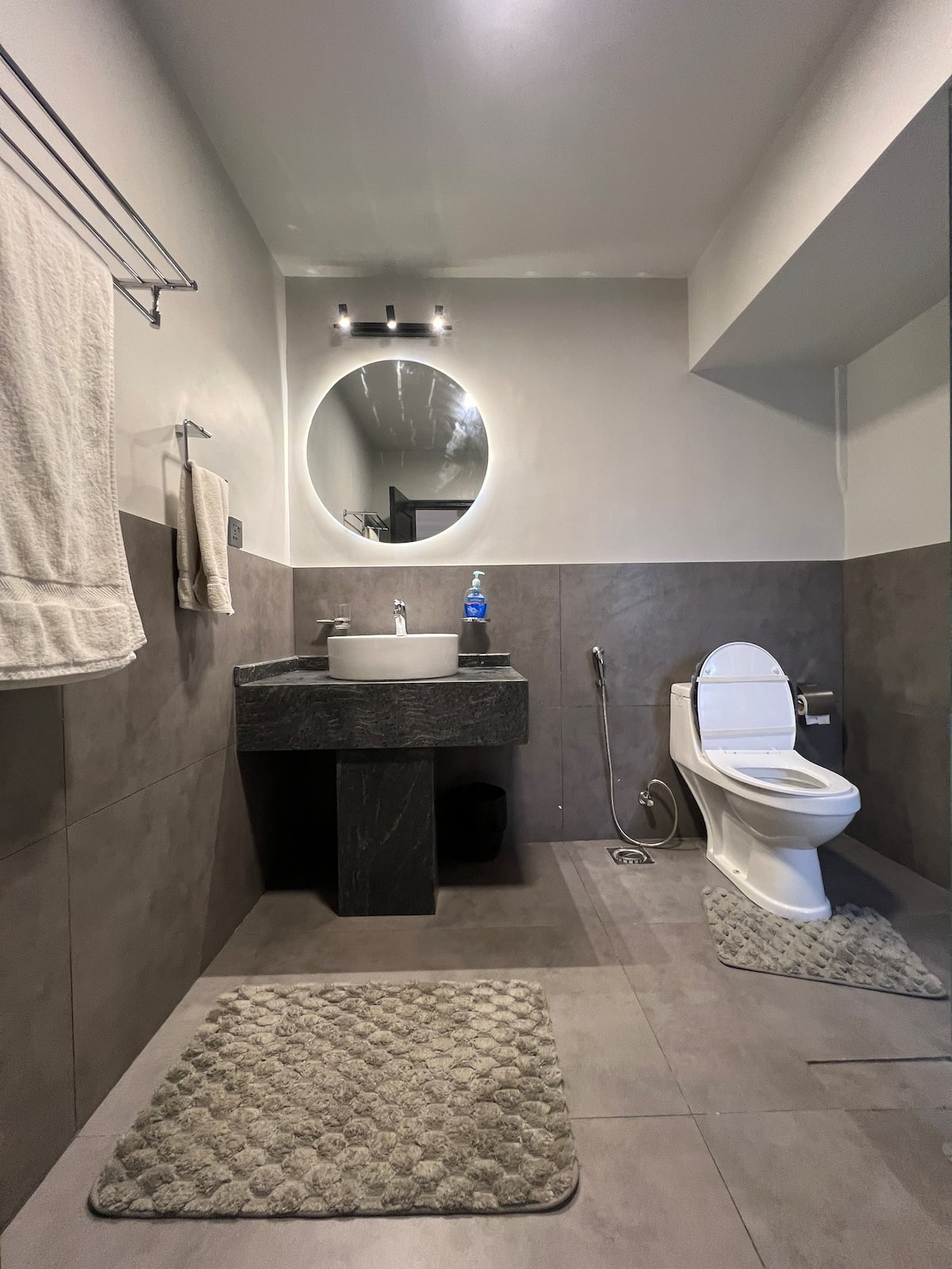 1 Bedroom Master Suite in Dhoraji (AgaKhan)