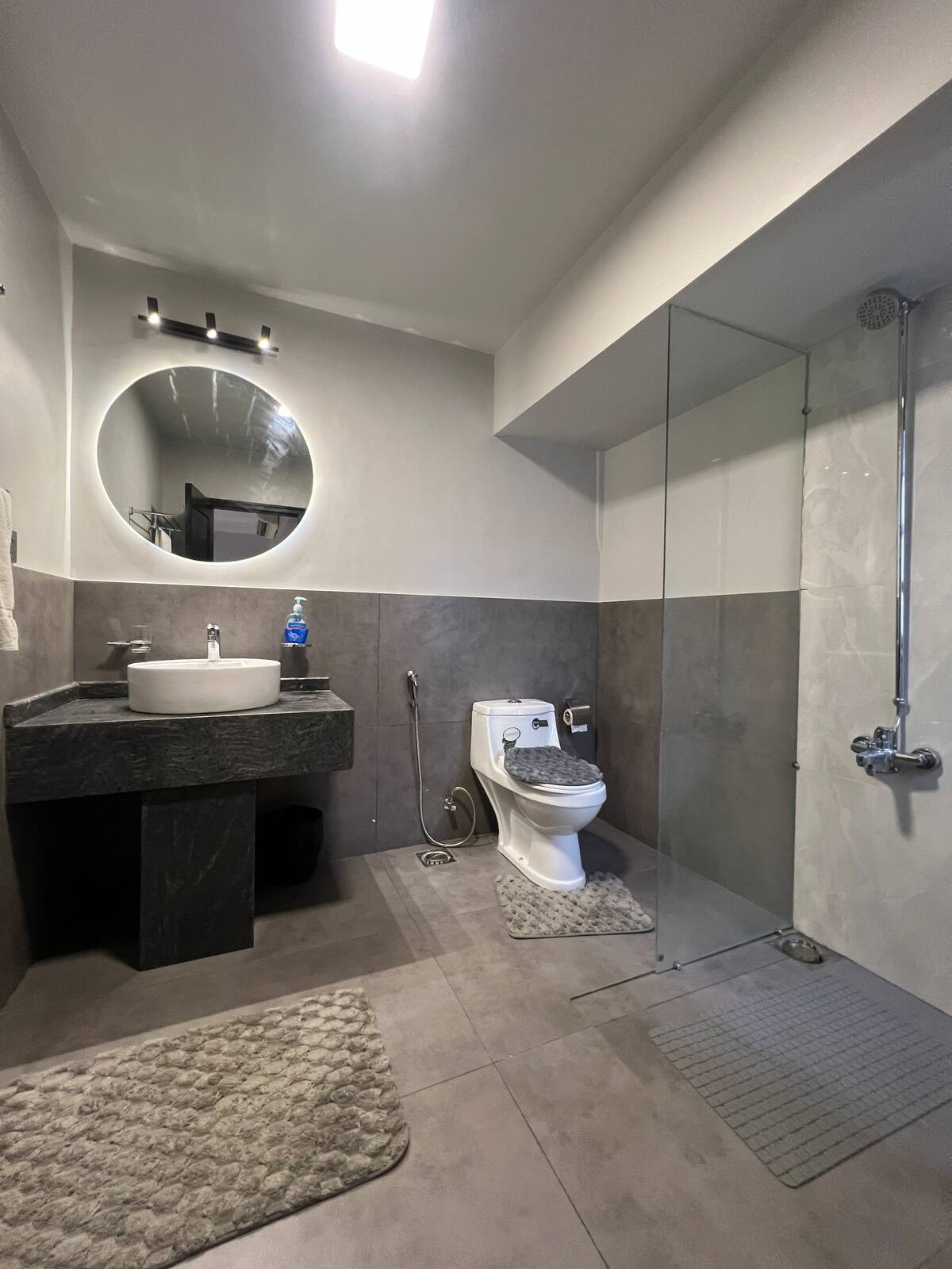 1 Bedroom Master Suite in Dhoraji (AgaKhan)