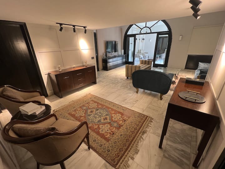 1 Bedroom Stylish Room on Ground Floor Next to Aga Khan