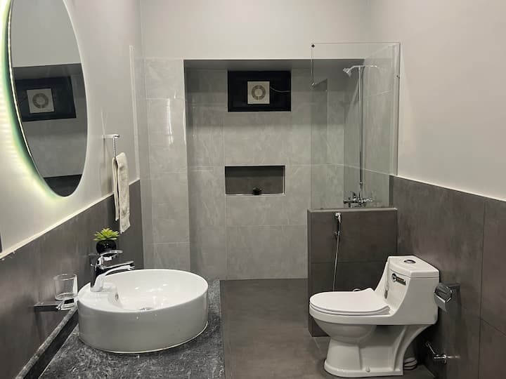 1 Bedroom Stylish Room on Ground Floor Next to Aga Khan